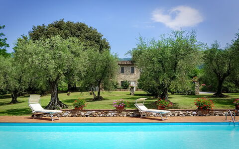 Casa Tonio: Wasser, Natürliche Landschaft, Himmel, Schwimmbad, Grün, Eigentum, Baum, Daytime, Estate, Zuhause