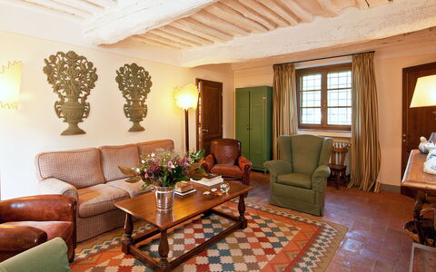 Casavecchia: Braun, Möbel, Eigentum, Couch, Fenster, Holz, Pflanze, Zimmerpflanze, Interior Design, Wohnzimmer
