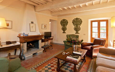 Casavecchia: Möbel, Bilderrahmen, Eigentum, Tabelle, Couch, Pflanze, Fenster, Holz, Interior Design, Fussboden