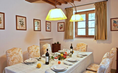 Casavecchia: Tabelle, Möbel, Geschirr, Eigentum, Fenster, Stuhl, Bilderrahmen, Tischdecke, Interior Design, Teller