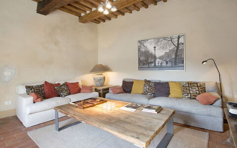 Chiodo: Zimmer, Möbel, Eigentum, Wohnzimmer, Interior Design, Tabelle, Fussboden, Gebäude, Haus, Wand