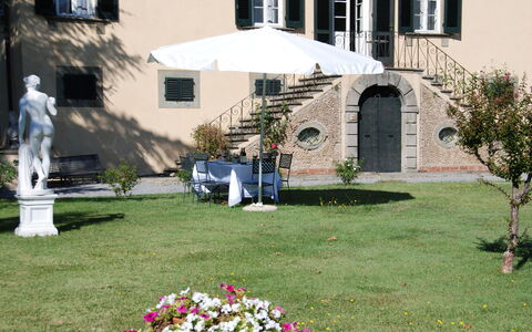 Fubbiano: Eigentum, Haus, Garten, Rasen, Hinterhof, Zuhause, Garten, Gebäude, Gras, Landscaping