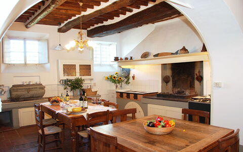 Fubbiano: Zimmer, Eigentum, Gebäude, Möbel, Decke, Interior Design, Strahl, Haus, Countertop, Tabelle