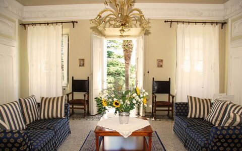 Fubbiano: Wohnzimmer, Zimmer, Interior Design, Möbel, Eigentum, Gebäude, Decke, Gelb, Haus, Vorhang