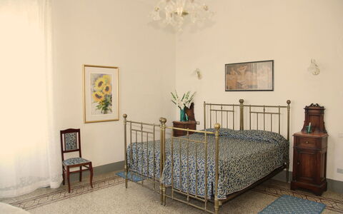 Fubbiano: Zimmer, Möbel, Schlafzimmer, Eigentum, Bett, Bettrahmen, Interior Design, Bettdecke, Haus, Fussboden