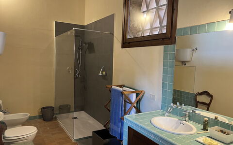 La Corte Di Campalli: Spiegel, Eigentum, Sinken, Armatur, Zapfhahn, Bad Sink, Badezimmer, Interior Design, Beleuchtung, Lila
