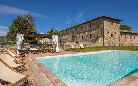 La Corte Di Campalli: Wasser, Himmel, Wolke, Pflanze, Gebäude, Schwimmbad, Baum, Stuhl, Haus, Wand