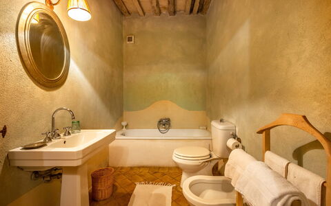 Lavacchio 12: Spiegel, Zapfhahn, Armatur, Sinken, Eigentum, Bad Sink, Badezimmer, Gebäude, Interior Design, Komfort