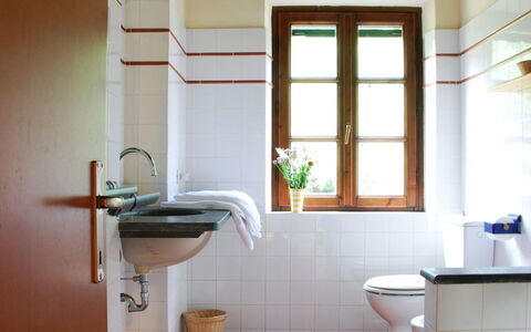 Magrini: Zimmer, Badezimmer, Eigentum, Gebäude, Interior Design, Decke, Haus, Fussboden, Die Architektur, Daylighting