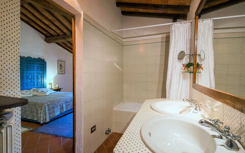 Pozza Di Volpaia: Eigentum, Zapfhahn, Armatur, Sinken, Gebäude, Holz, Badezimmer, Bad Sink, Interior Design, Die Architektur