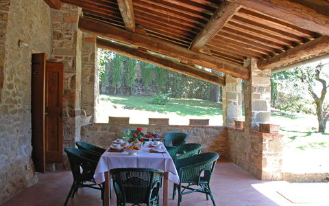 Pozza Di Volpaia: Eigentum, Pflanze, Möbel, Tabelle, Stuhl, Baum, Schatten, Interior Design, Fenster, Holz