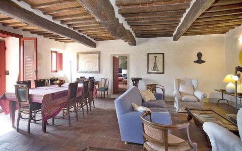 Ricavoli: Zimmer, Eigentum, Gebäude, Interior Design, Möbel, Strahl, Grundeigentum, Decke, Wohnzimmer, Haus