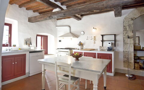 Ricavoli: Zimmer, Eigentum, Möbel, Gebäude, Küche, Countertop, Decke, Interior Design, Fussboden, Haus