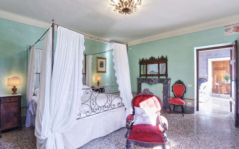 Villa Clara 20: Zimmer, Eigentum, Schlafzimmer, Rot, Bett, Grün, Haus, Möbel, Interior Design, Gelb