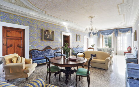 Villa Clara 20: Wohnzimmer, Zimmer, Eigentum, Interior Design, Gebäude, Möbel, Haus, Decke, Gelb, Grundeigentum