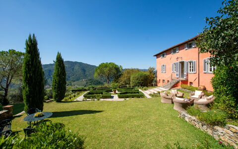Villa Igea 13: Pflanze, Himmel, Eigentum, Gebäude, Baum, Natürliche Landschaft, Fenster, Grundstueck, Haus, Strauch