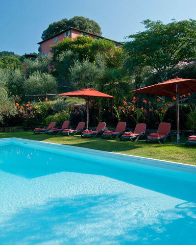 Villa Igea 13: Wasser, Pflanze, Eigentum, Schwimmbad, Himmel, Azurblau, Baum, Gebäude, Schatten, Gewässer