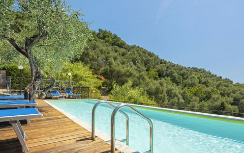 Moneglia 665: Wasser, Himmel, Pflanze, Baum, Natürliche Landschaft, Schwimmbad, Gewässer, Gartenmöbel, Außenbank, Schatten