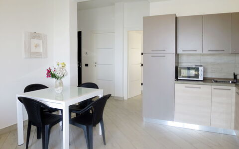 Moneglia 665: Zimmer, Möbel, Eigentum, Fussboden, Interior Design, Gebäude, Küche, Fliese, Haus, Cabinetry