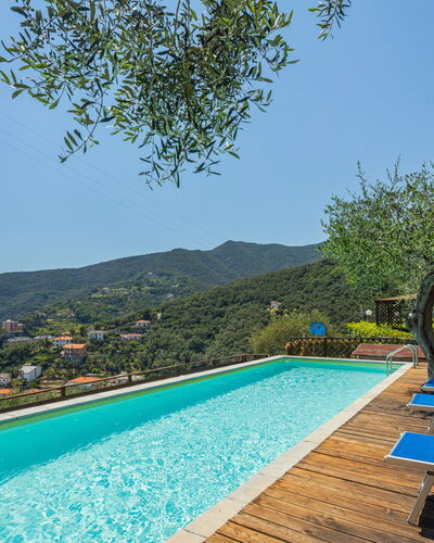 Moneglia 665: Schwimmbad, Eigentum, Resort, Freizeit, Urlaub, Grundeigentum, Baum, Haus, Gebäude, Estate