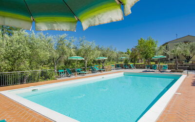 Casale Marittimo 607: Wasser, Himmel, Pflanze, Eigentum, Daytime, Schwimmbad, Gebäude, Grün, Azurblau, Schatten