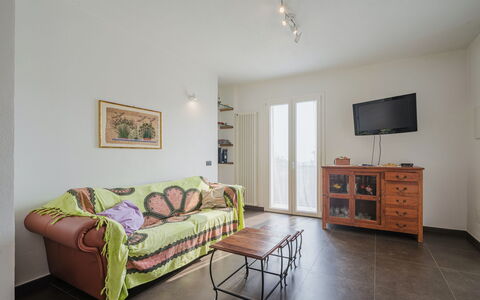 Zia Maria: Möbel, Eigentum, Couch, Bilderrahmen, Gebäude, Tabelle, Holz, Cabinetry, Wohnzimmer, Bücherregal