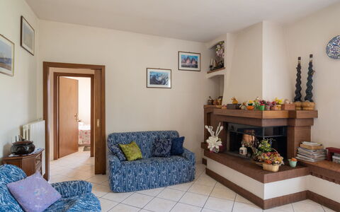 San Piero: Bilderrahmen, Eigentum, Möbel, Pflanze, Blau, Holz, Interior Design, Flooring, Fussboden, Wohnzimmer