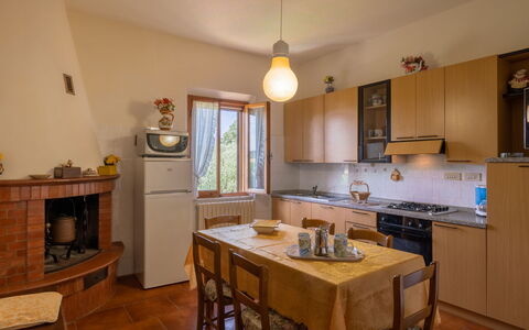 San Piero: Countertop, Cabinetry, Eigentum, Sinken, Möbel, Spüle, Tabelle, Zapfhahn, Küche, Holz