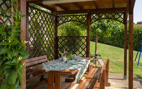 San Piero: Pflanze, Eigentum, Tabelle, Möbel, Schatten, Tisch Im Freien, Holz, Gartenmöbel, Die Architektur, Interior Design