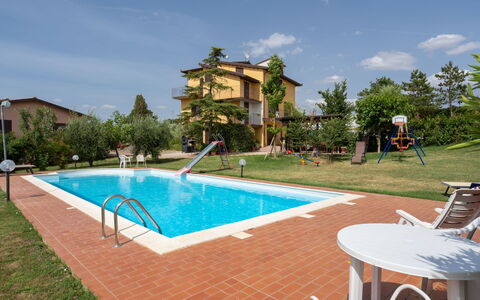 San Piero: Wasser, Himmel, Eigentum, Gebäude, Pflanze, Wolke, Schwimmbad, Baum, Gartenmöbel, Freizeit