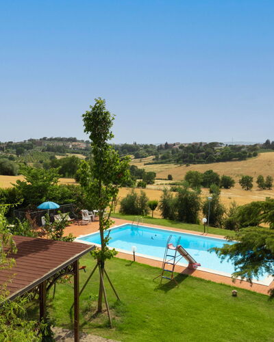 San Piero: Wasser, Himmel, Pflanze, Schwimmbad, Azurblau, Baum, Botanik, Stuhl, Natürliche Landschaft, Gewässer