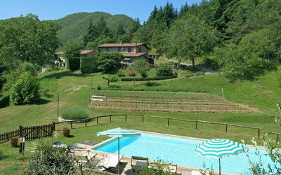 Castelnuovo di Garfagnana 640: Eigentum, Bergstation, Natürliche Landschaft, Schwimmbad, Naturschutzgebiet, Ländliches Gebiet, Haus, Landschaft, Freizeit, Die Architektur