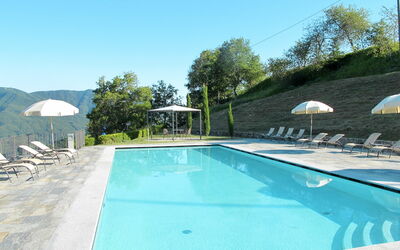 Castelnuovo Di Garfagnana 643: Schwimmbad, Eigentum, Freizeit, Haus, Resort, Grundeigentum, Urlaub, Gebäude, Baum, Zuhause