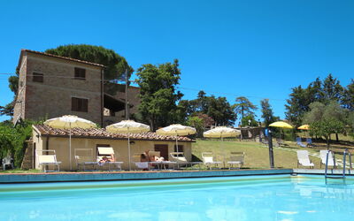 Volterra 647: Wasser, Himmel, Pflanze, Schwimmbad, Baum, Schatten, Gebäude, Gartenmöbel, Stuhl, Regenschirm