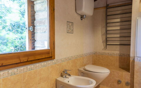 Chiusi 607: Braun, Sinken, Zapfhahn, Eigentum, Armatur, Fenster, Bad Sink, Badezimmer, Holz