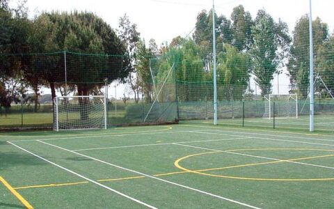 Italia: Himmel, Pflanze, Sportausrüstung, Baum, Grundstueck, Gras, Ballspiel, Strassenlicht, Netz