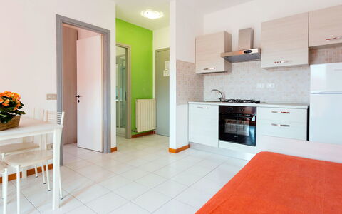 Italia: Eigentum, Zimmer, Fussboden, Möbel, Gebäude, Interior Design, Haus, Grundeigentum, Küche, Fliese
