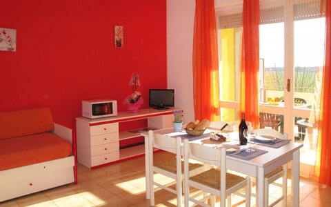 Italia: Zimmer, Möbel, Eigentum, Orange, Interior Design, Rot, Gebäude, Haus, Fussboden, Wohnzimmer