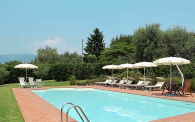 Pescia 631: Wasser, Himmel, Pflanze, Schwimmbad, Wolke, Regenschirm, Stuhl, Baum, Gartenmöbel, Schatten