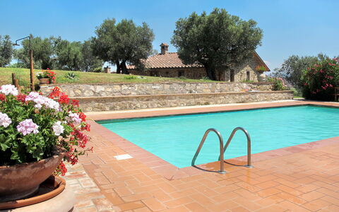 La Collina Fiorita: Schwimmbad, Eigentum, Blumentopf, Blume, Grundeigentum, Strauch, Resort, Garten, Fliese, Verbundwerkstoff