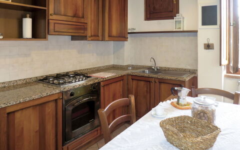 La Collina Fiorita: Zimmer, Braun, Holz, Eigentum, Interior Design, Küche, Haus, Cabinetry, Armatur, Fussboden