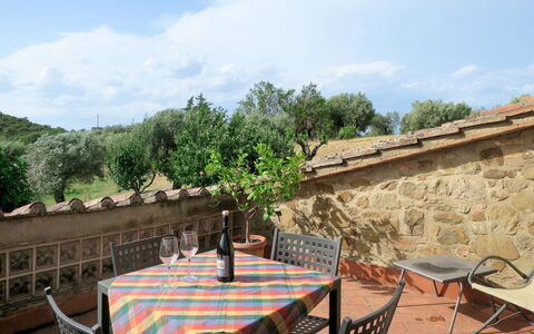La Collina Fiorita: Wolke, Himmel, Möbel, Tabelle, Eigentum, Stuhl, Gebäude, Baum, Gartenmöbel, Interior Design