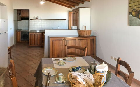 La Collina Fiorita: Tabelle, Möbel, Eigentum, Cabinetry, Stuhl, Holz, Interior Design, Geschirr, Wohnzimmer, Fussboden