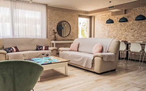 Futura: Möbel, Interior Design, Flooring, Fussboden, Textil, Couch, Zimmer, Wohnzimmer, Stuhl, Wohnung