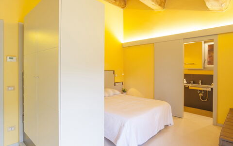Villa San Lorenzo: Zimmer, Bett, Eigentum, Gelb, Möbel, Schlafzimmer, Interior Design, Decke, Gebäude, Wand