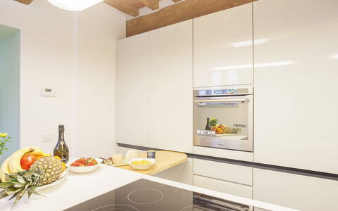 Villa San Lorenzo: Zimmer, Eigentum, Interior Design, Countertop, Decke, Küche, Möbel, Haus, Gebäude, Gelb