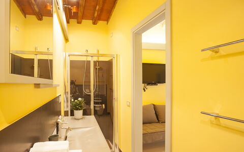 Villa San Lorenzo: Gelb, Zimmer, Eigentum, Interior Design, Gebäude, Haus, Die Architektur, Decke, Beleuchtung, Grundeigentum