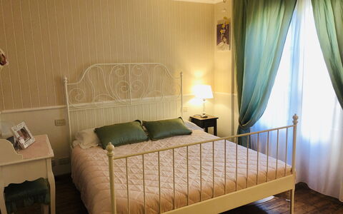 Villa Fusai: Möbel, Bett, Zimmer, Schlafzimmer, Bettrahmen, Eigentum, Matratze, Produkt, Vorhang, Interior Design