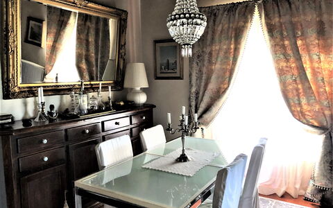 Villa Fusai: Vorhang, Zimmer, Interior Design, Möbel, Eigentum, Fensterbehandlung, Tabelle, Fenster Valance, Gebäude, Esszimmer