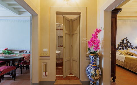 Appartamento Zefferini: Möbel, Gebäude, Tür, Interior Design, Tabelle, Dekoration, Holz, Blume, Gelb, Fussboden